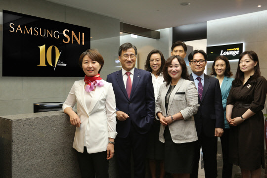 삼성증권은 30억원 이상 초고액자산가 서비스 SNI의 출범 10주년을 맞아 국내최초로 투자파트너급 '멀티 패밀리오피스' 서비스를 선보인다고 27일 밝혔다. 이 서비스는 미국, 유럽 등 선진국에서 기업체 규모의 자산가들이 개인자산관리 회사를 설립하는 '싱글 패밀리오피스'에서 시작된 자산관리특화서비스를 의미한다. 삼성증권.